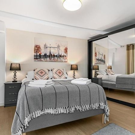 Modern 1 Bedroom Apartment In Woking Town Centre Extérieur photo